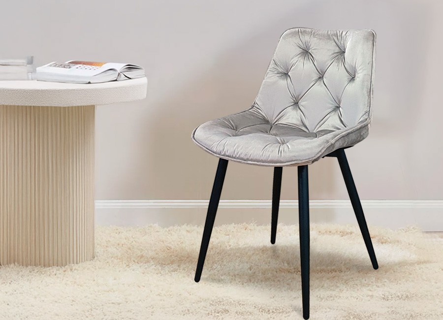 Silla Calpe beige con patas metálicas negras